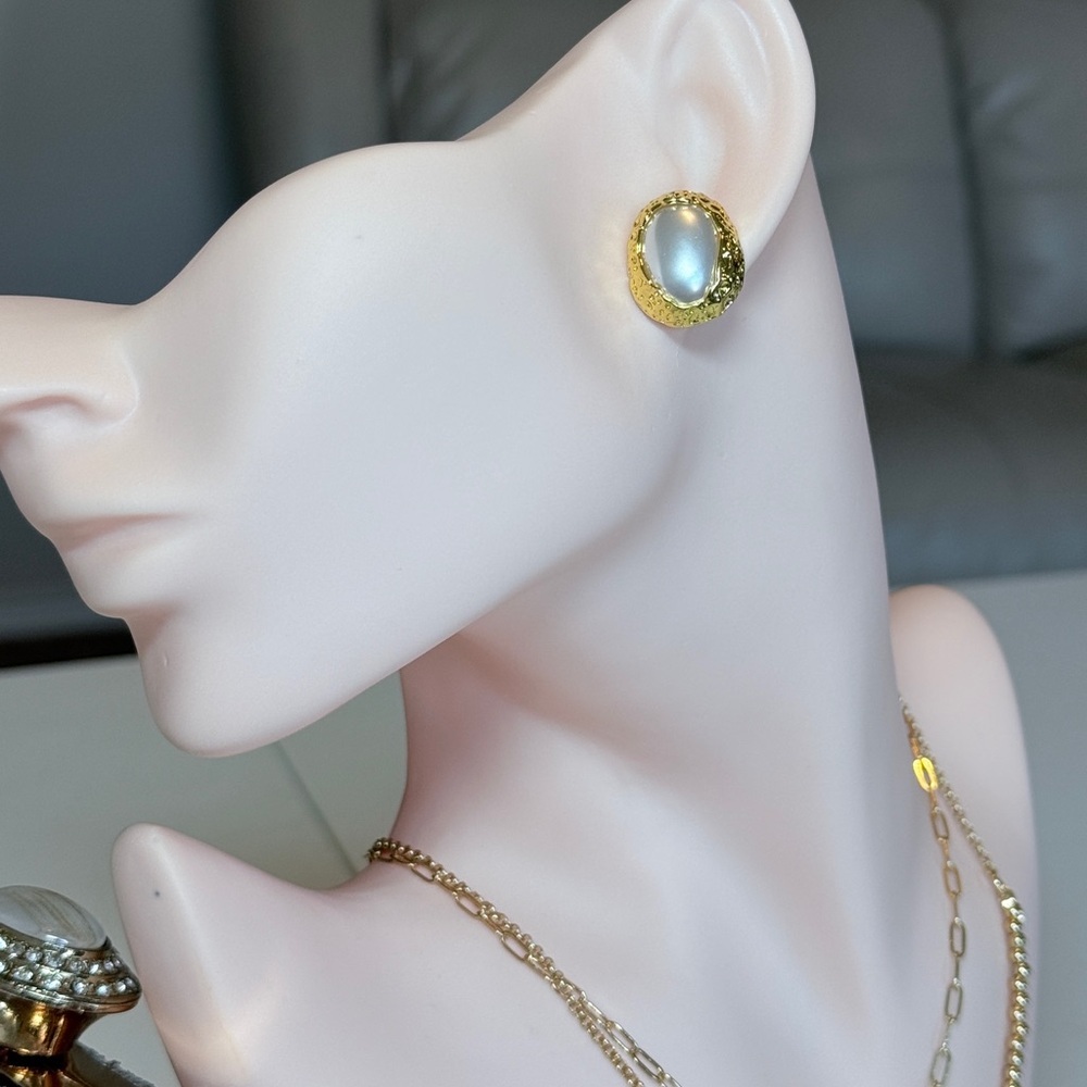 Elegant Gold and Pearl Stud Earrings - Picture 3 of 9